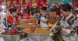 成都街头市民端午节包粽子高清在线视频素材下载