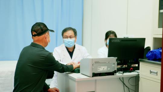 医生就诊看病把脉 询问病人病情
