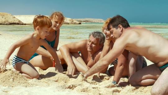 2073_一家人在沙滩上玩