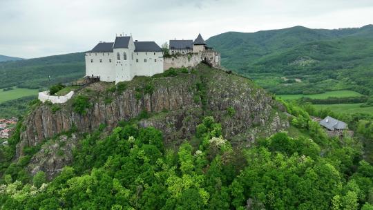 山顶上中世纪城堡的鸟瞰图