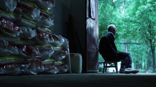 农村偏远山区孤寡老人孤独坐在门口盼望子女