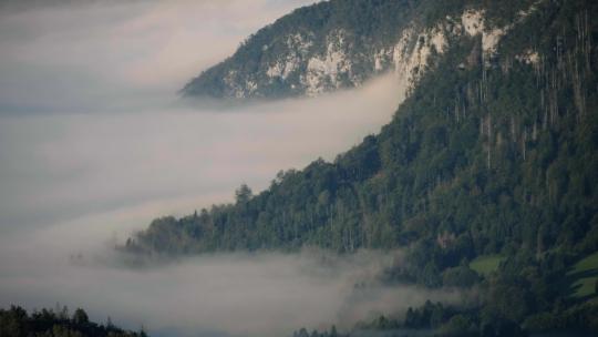 云雾缭绕的高山