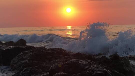 落日海浪冲击着海滩