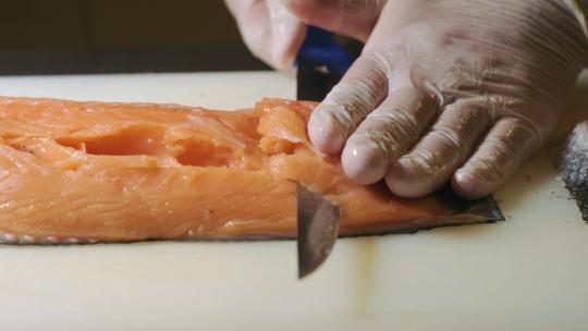 厨师切鲑鱼肉视频素材模板下载