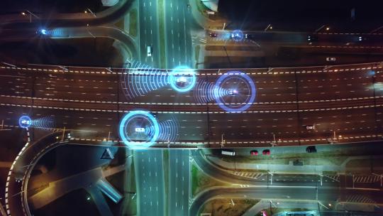 夜间自动驾驶汽车的俯视图4K