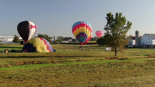 热气球降落在草地上