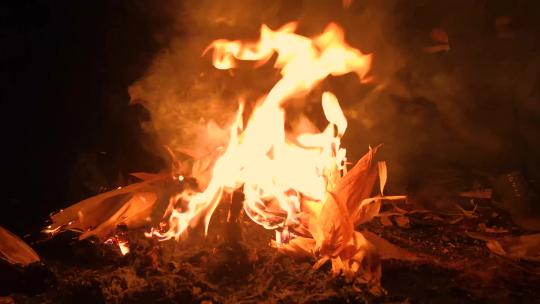 燃烧的火焰，柴火实拍视频