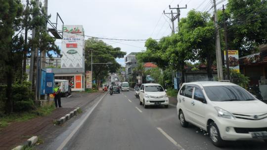 巴厘岛城市POV第一视角手持拍摄车流街景