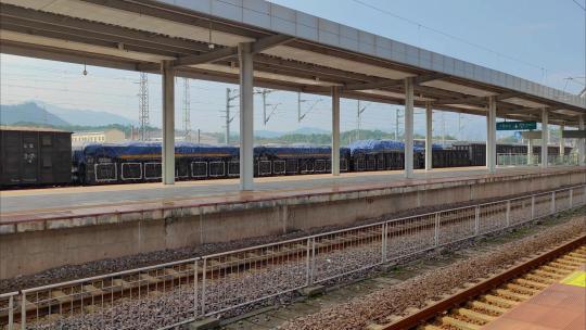 福建三明北站火车站通过的货运列车视频素材模板下载