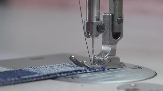 裁缝师用缝纫机工作缝纫机特写/无调色视频素材模板下载