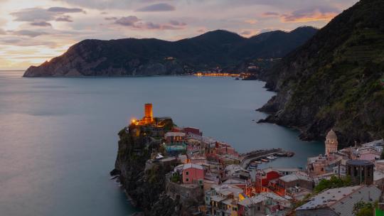意大利美丽风景的海滨村庄Vernazza的时光流逝。