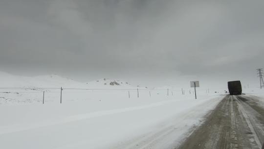 西藏旅游317国道车窗外白雪皑皑冰雪滑路
