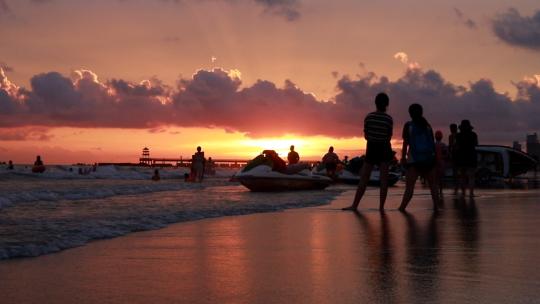 北海银滩海滩落日夕阳海浪慢镜头