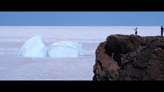 航拍美女拍摄冰山纽芬兰拉布拉多冰山巷视频素材模板下载