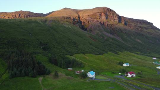 午夜阳光冰岛蓝色小屋，斯堪的纳维亚半岛的村庄。无人机射击