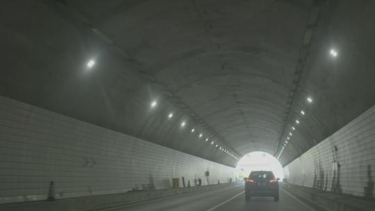 汽车隧道行驶出隧道慢镜头拍摄