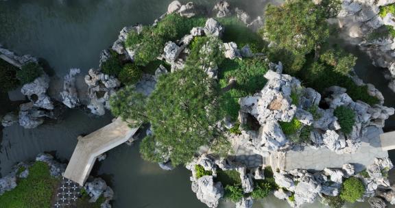 传统中式苏州园林太湖石假山瀑布流水景观