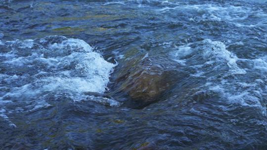 清澈的水流溪流特写镜头