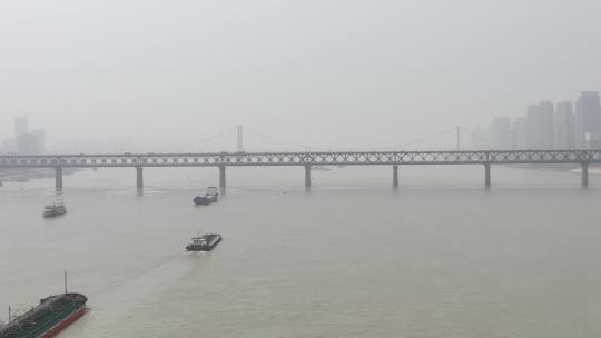 武汉长江大桥附近的沙尘天气情况