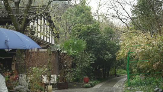 下雨天路边古建筑小店