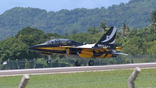 稳定：兰卡威航展韩国黑鹰表演队T-50教练机