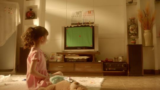 回忆小女孩看电视广播申奥成功电视绿幕抠像视频素材模板下载
