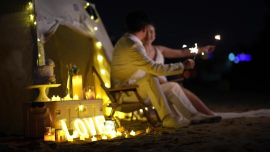 海边夕阳下浪漫的情侣视频素材模板下载