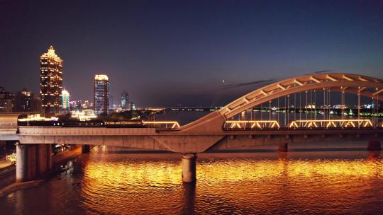 中国哈尔滨火车行驶在松花江铁路桥上