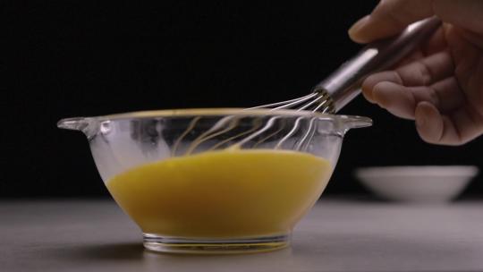 打蛋器上的鸡蛋液慢动作特写