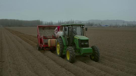 种植土豆洋芋的播种机在田地里进行种植作业