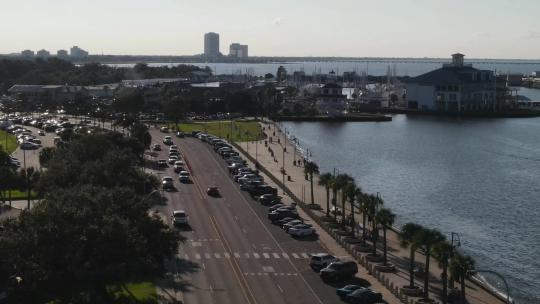 新奥尔良黄昏时分，汽车沿着沥青路行驶和停车，湖岸大道的风景