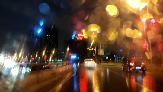 雨夜在高架桥上车窗外的夜景