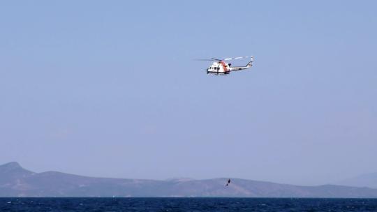 770_从海上营救潜水员的直升机