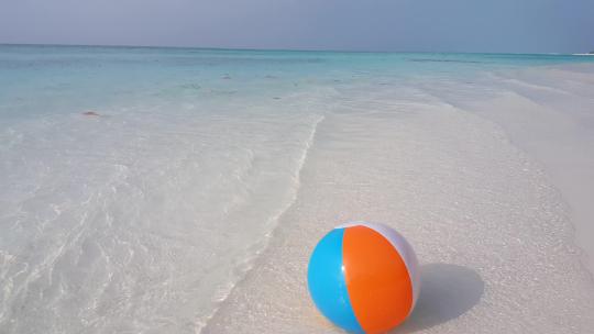 白色沙滩上的球