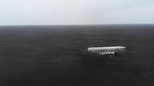 一架坠毁在黑沙滩上的飞机