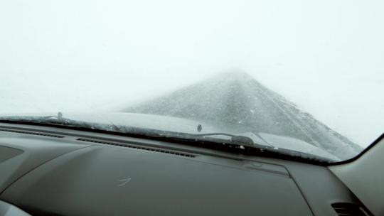 冰岛强烈暴风雪中的极端驾驶条件