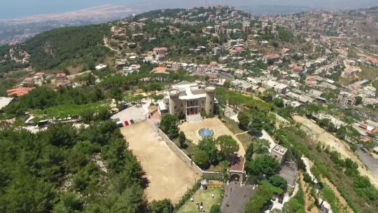 旧村庄空中景观上的非凡宫殿的轨道拍摄，贝苏尔，黎巴嫩