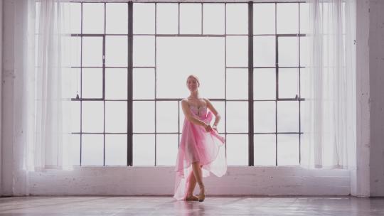 女人在跳芭蕾舞视频素材模板下载