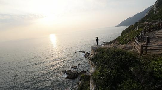 fpv穿越机航拍鹿嘴山庄海岸线悬崖海边日出