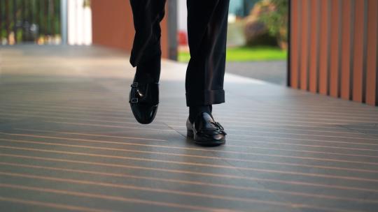 男人穿皮鞋脚步特写走路商务人士行走步伐