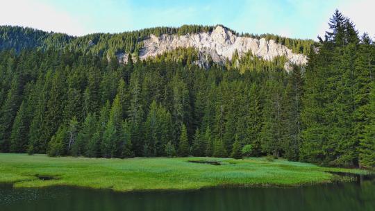 湖边森林和山川的美景视频素材模板下载