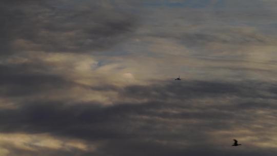 飞机飞过天空云层