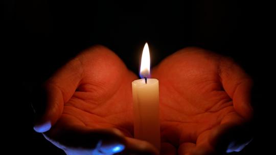 点燃希望的蜡烛