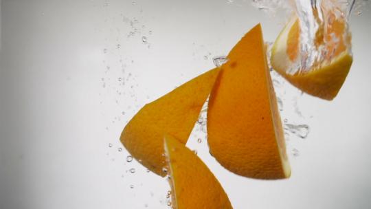 清爽的橙子落在水中视频素材模板下载