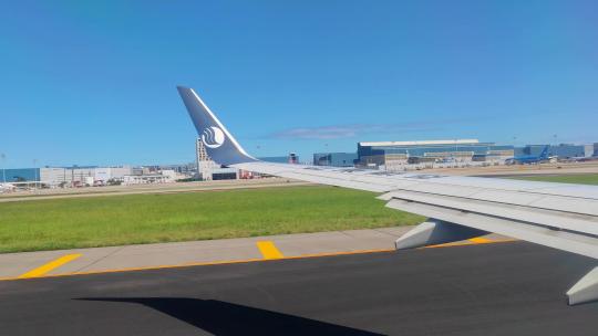 福建厦门高崎国际机场飞机跑道上起飞的航班视频素材模板下载