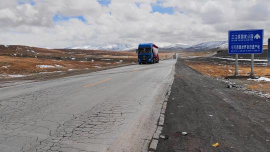 青藏高原青藏公路通过昆仑山口的货运卡车