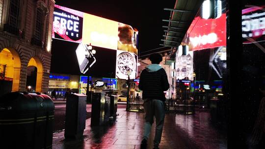 电子广告牌照亮了伦敦夜晚的街道