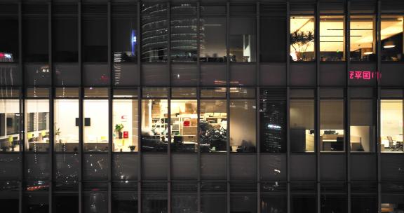 上海陆家嘴写字楼晚上开灯加班的办公室