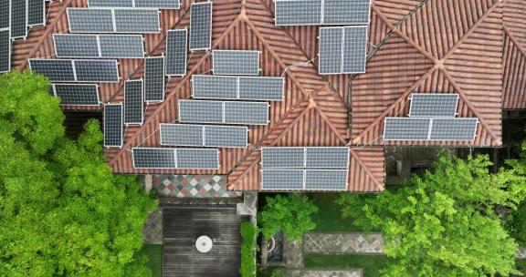 航拍别墅屋顶太阳能光伏面板发电站