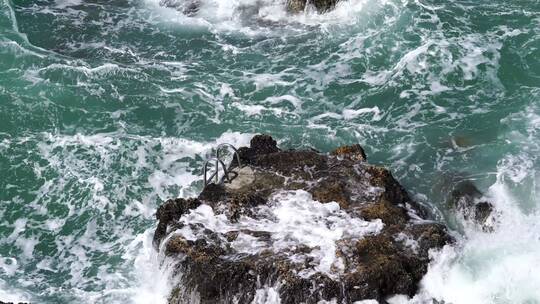 碧绿海浪拍打着岩石高空实拍空镜